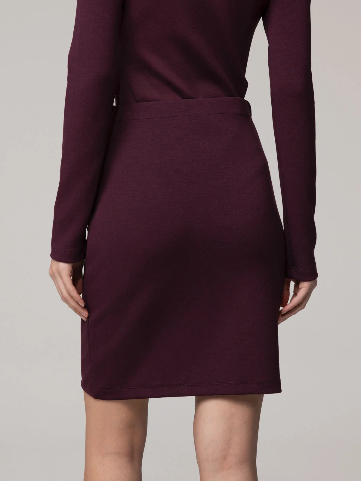 GONNA DONNA CORTA IN VISCOSA ADERENTE CON AGGRAPPO BORDEAUX HINNOMINATE HMABW03143 BORDEAUX HINNOMINATE