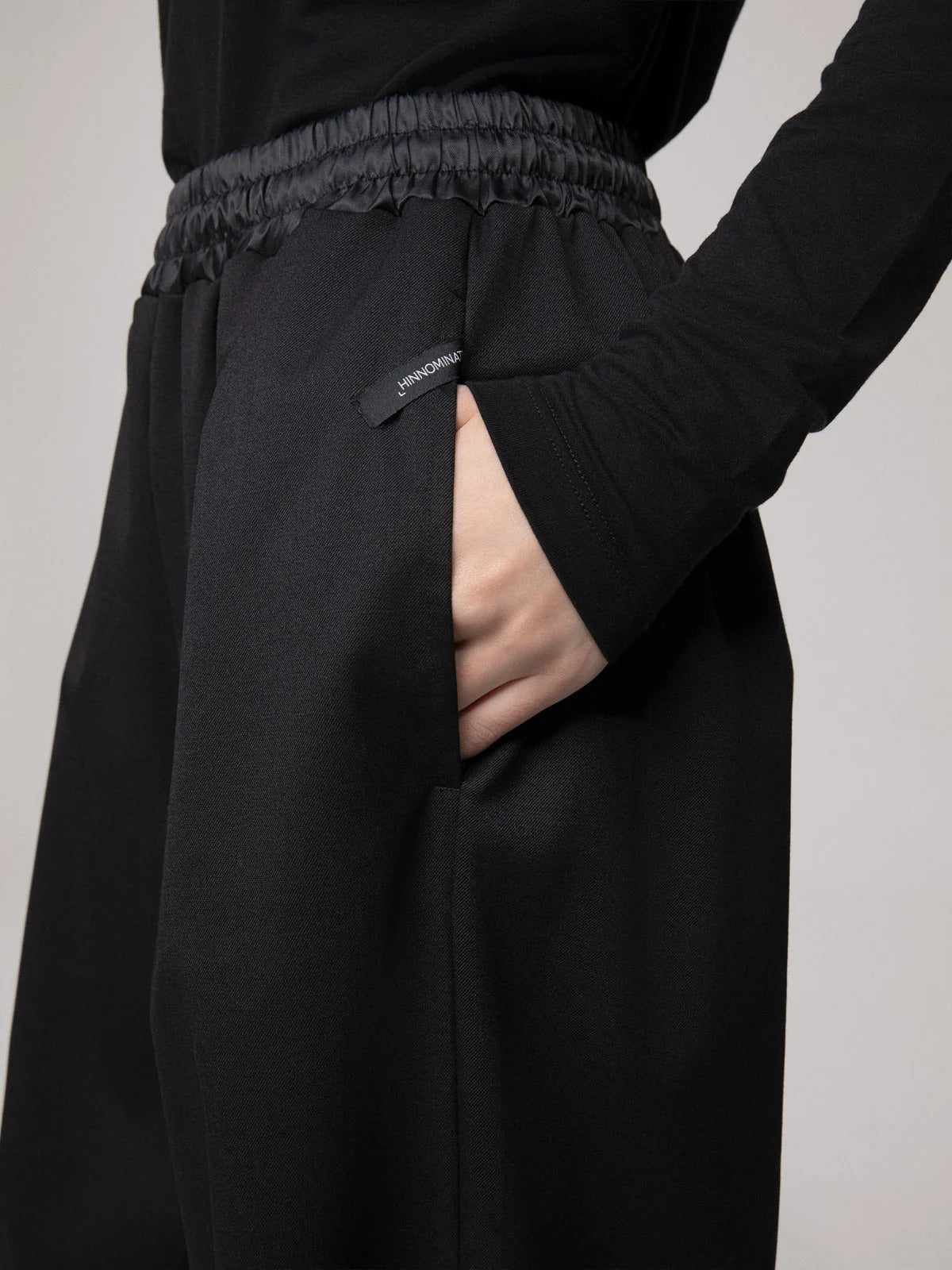 PANTALONE DONNA IN FRESCO LANA CON PENCES E COULISSE NERO HINNOMINATE HMABW03205 NERO HINNOMINATE