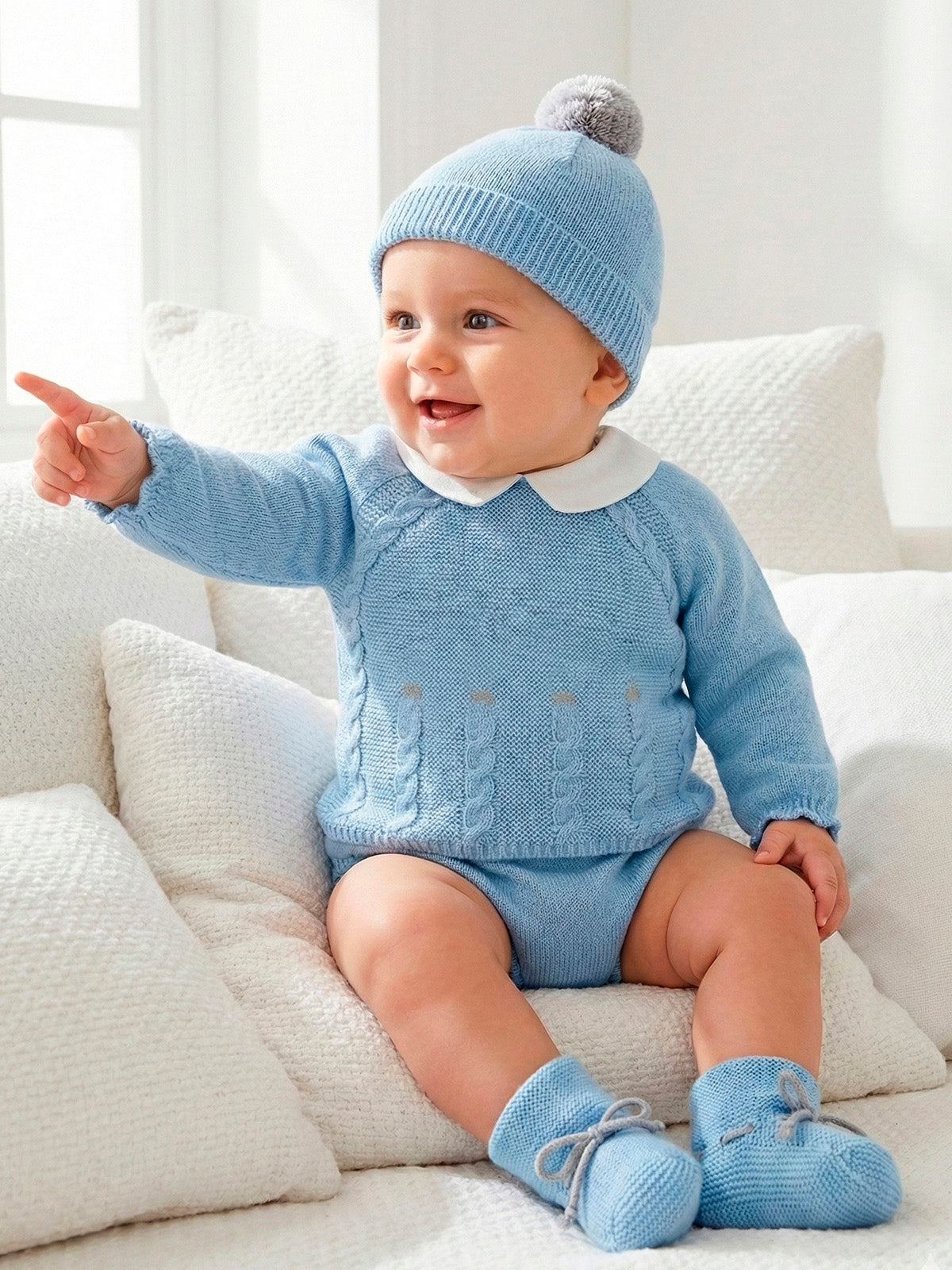 Completo 4 pezzi con trecce, colletto ricamato, scarpine e cappello con pon-pon "POLAR BRID DOTS 0238 POLAR MAC ILUSION KIDS