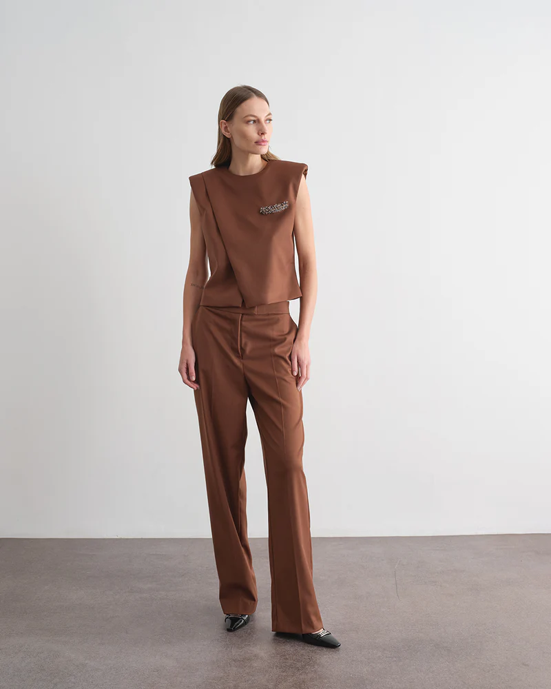 TOP DONNA CON APERTURA SUL DAVANTI E APPLICAZIONE MARRONA JIJIL TP380 MARRONE JIJIL