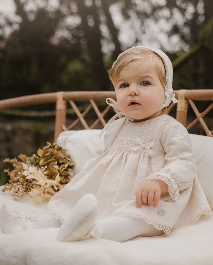 ABITO NEONATA CON PUNTO SMOKE E PIZZO BEIGE PAZ RODRIGUEZ 104-159106 BEIGE PAZ RODRIGUEZ