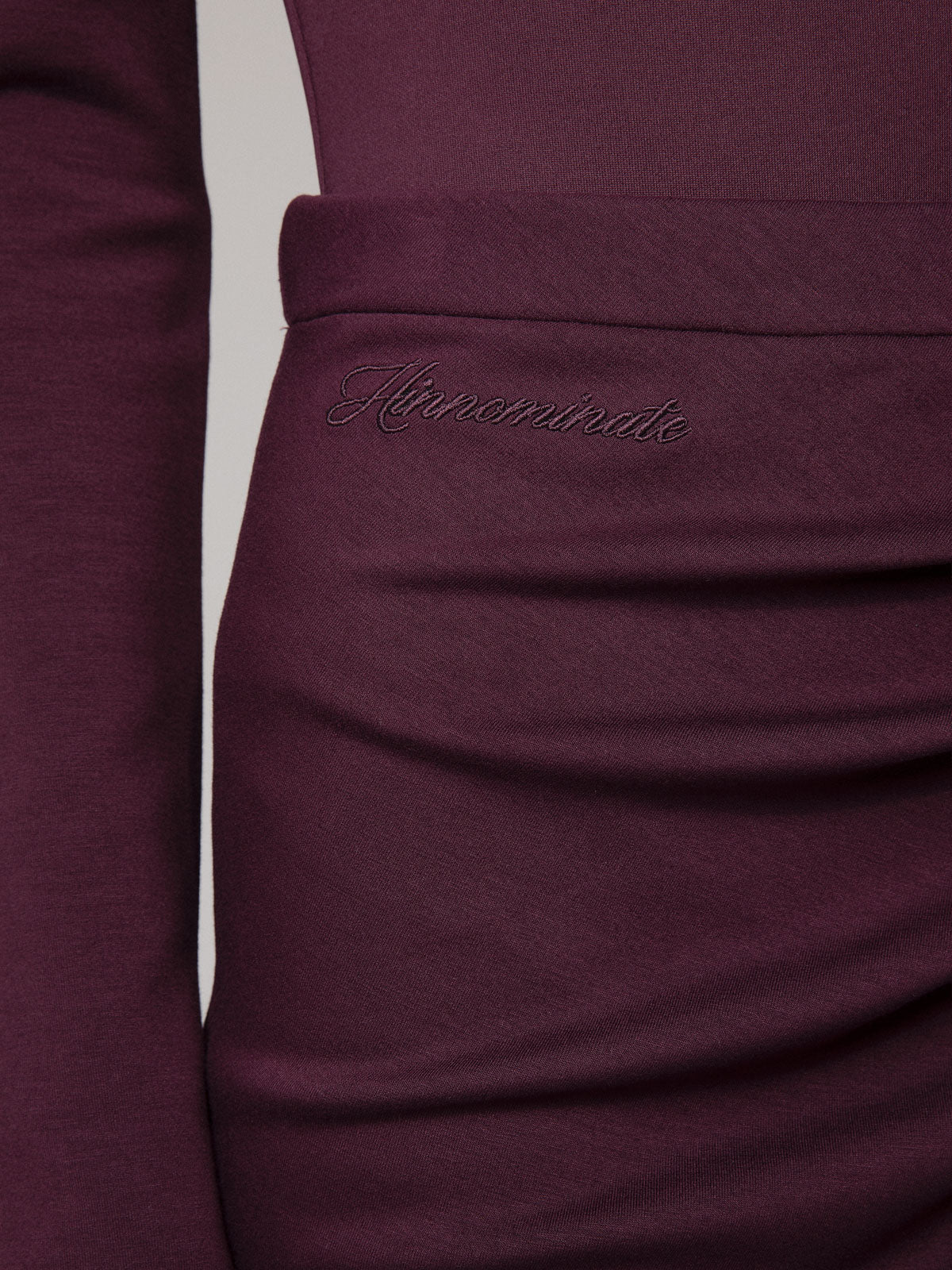 GONNA DONNA  CORTA IN VISCOSA ADERENTE CON AGGRAPPO BORDEAUX HINNOMINATE HMABW03143 BORDEAUX HINNOMINATE 