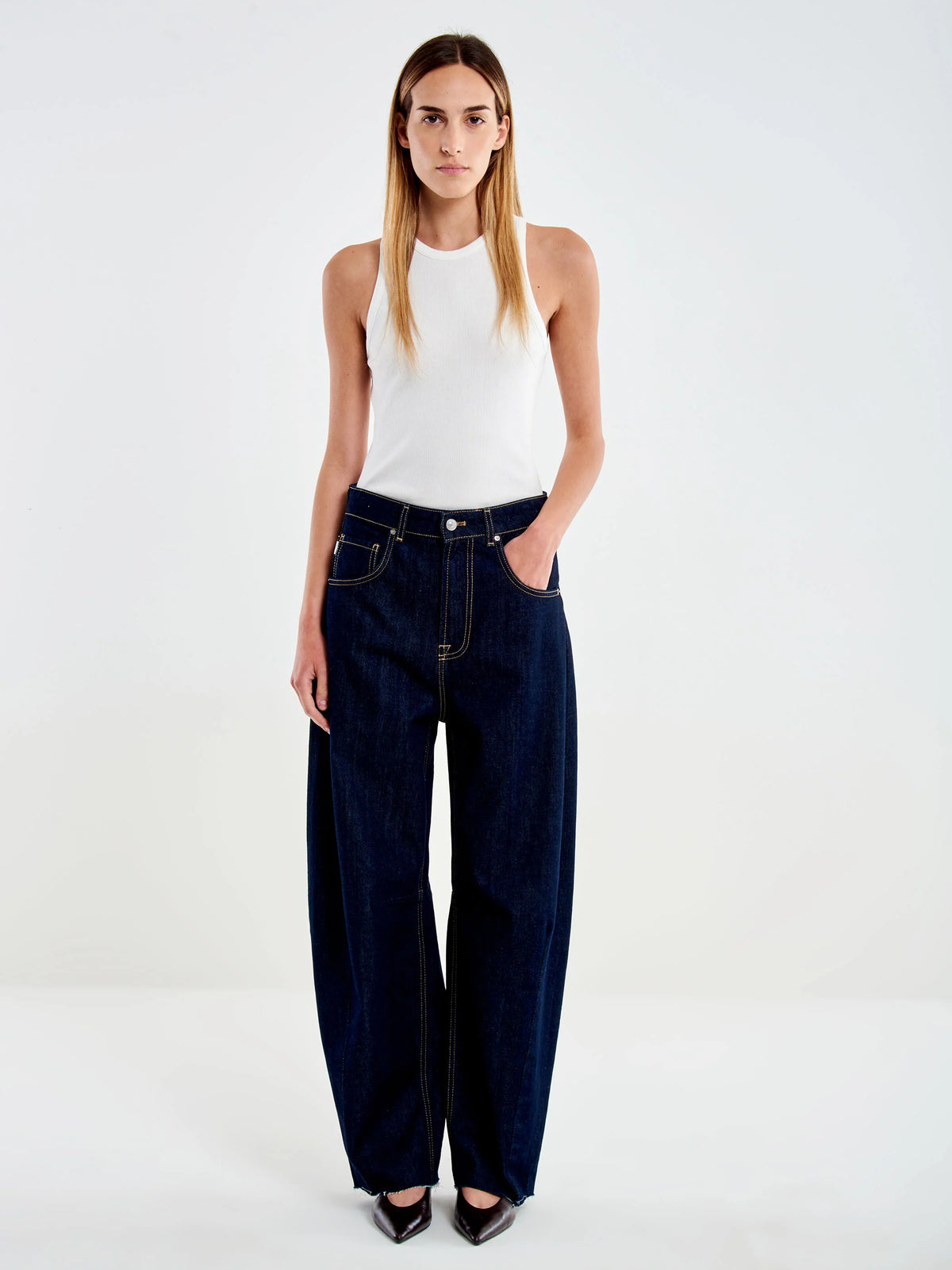 JEANS DONNA DELIA BARREL FIT CON TAGLIO VIVO BLU VICOLO DAC5128 DENIM RINSE VICOLO 