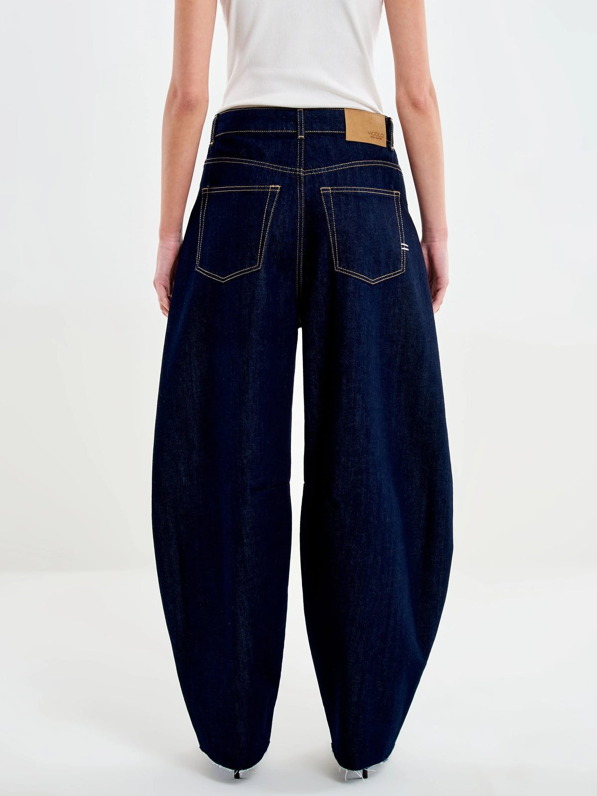 JEANS DONNA DELIA BARREL FIT CON TAGLIO VIVO BLU VICOLO DAC5128 DENIM RINSE VICOLO 