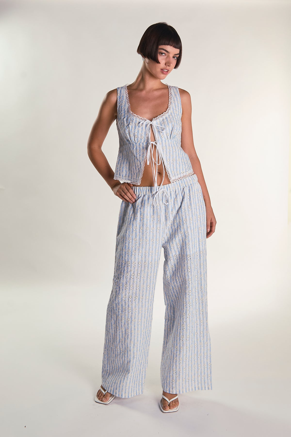 TOP CON LACCETTI AN4772 BIANCO GLAMOROUS 
