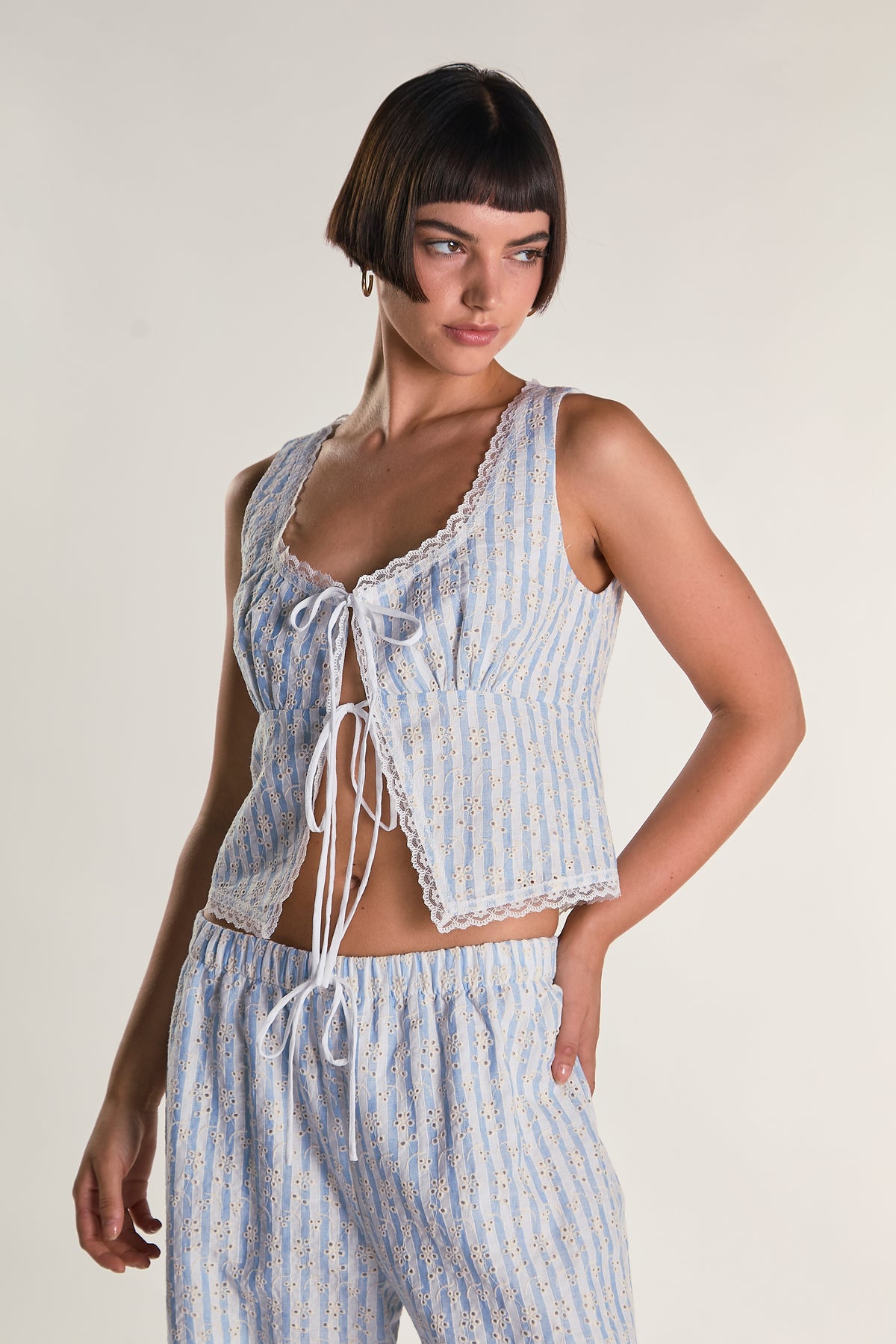 TOP CON LACCETTI AN4772 BIANCO GLAMOROUS 