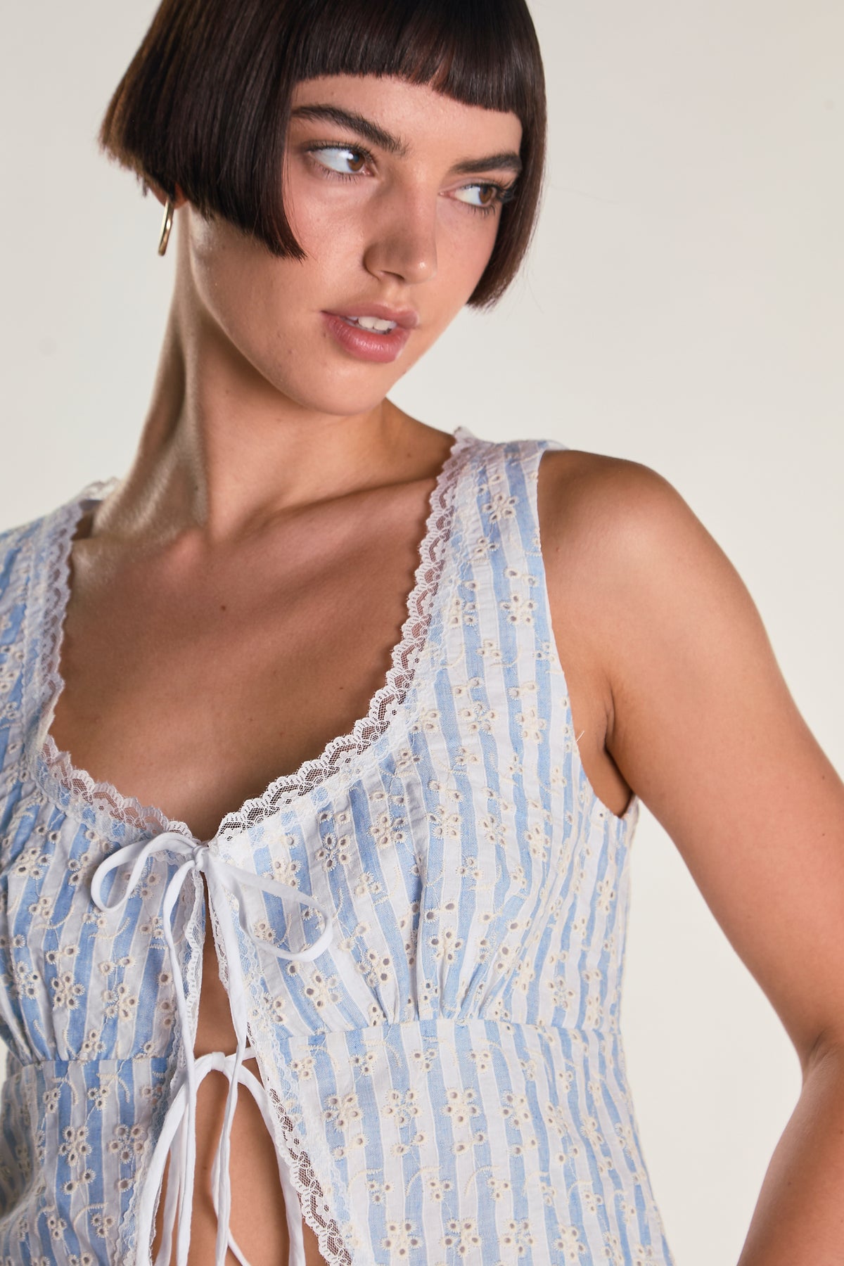 TOP CON LACCETTI AN4772 BIANCO GLAMOROUS 