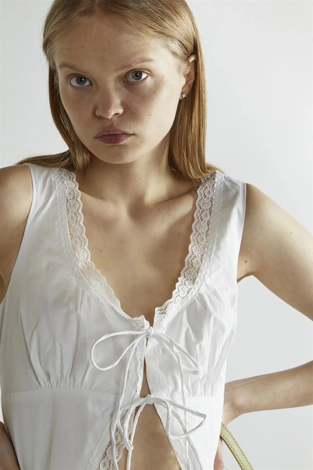 TOP CON LACCETTI AN4772 BIANCO GLAMOROUS 