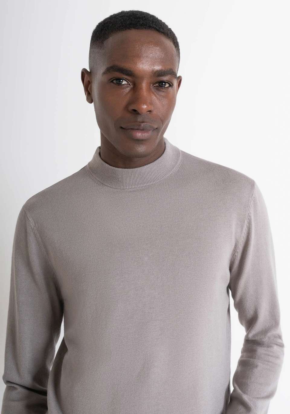 MAGLIA REGULAR FIT IN VISCOSA ELASTICA