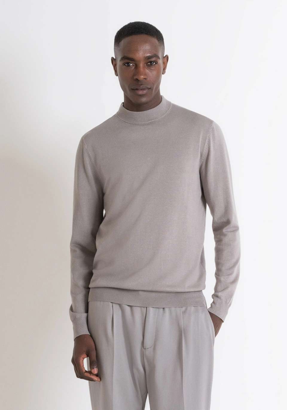 MAGLIA REGULAR FIT IN VISCOSA ELASTICA