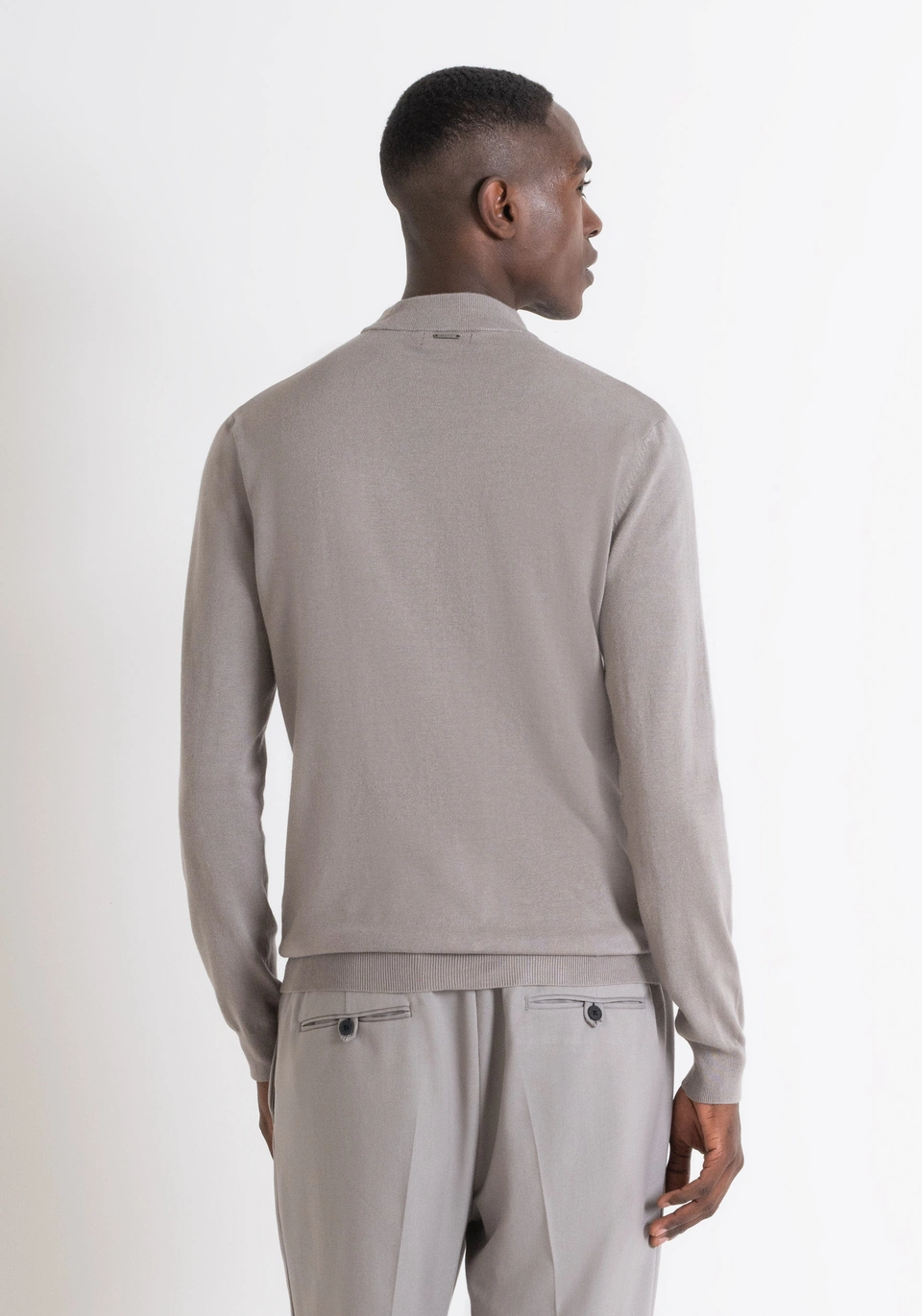 MAGLIA REGULAR FIT IN VISCOSA ELASTICA